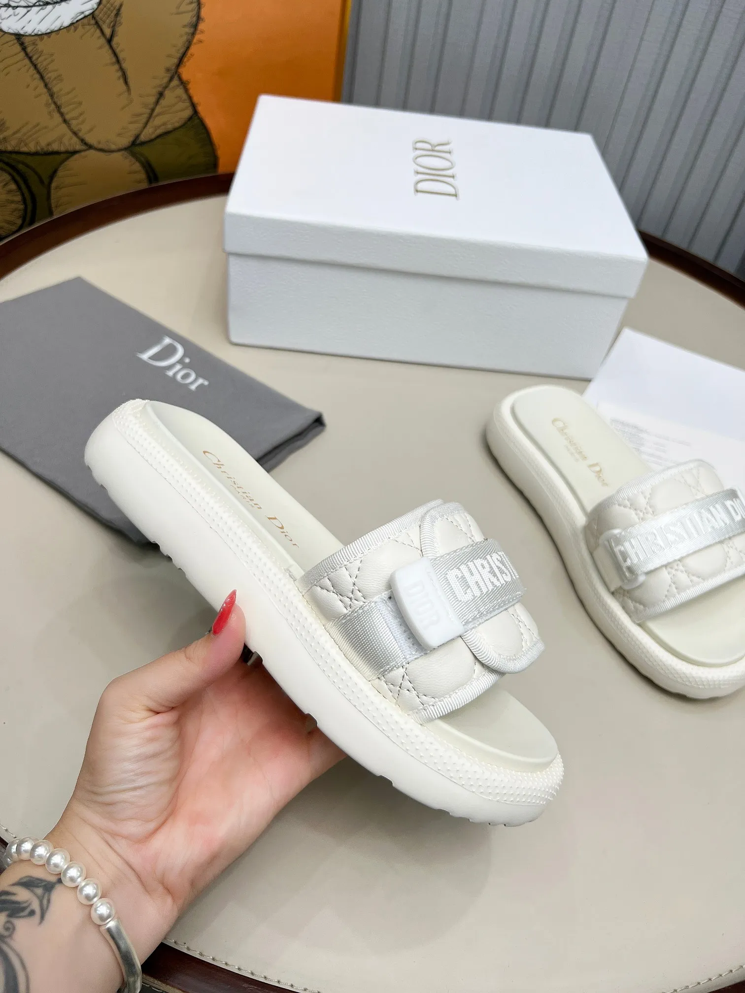 👟👟Ex-factory price 420👟👟 Dior Dior high version slippers, 👏👏2025 new classic model 🔥purchasing level qualityhot-selling thick-soled slippers in foreign counters💋———————————— Upper➕Inner: Original customized special electric embroidery material, Sole: Original mold 1.1 (lightweight) Bottom thickness: heel 5cm, forefoot 3cm, size 35-40 (with full set of packaging, cloth bag handbag, card instructions). You are welcome to place an order in advance, first come first served. Win-win cooperation.